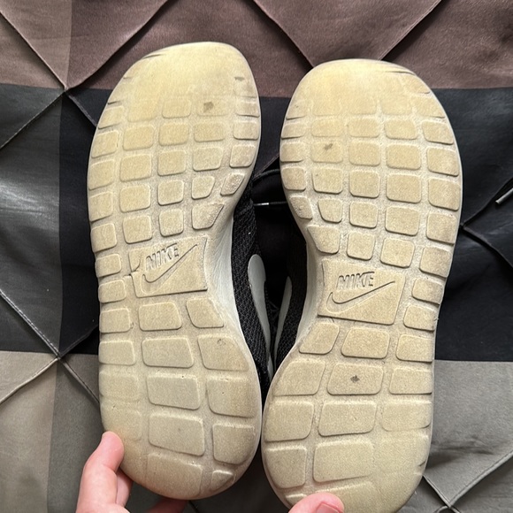 Nike Roshe Run Shoes - Picture 3 of 3